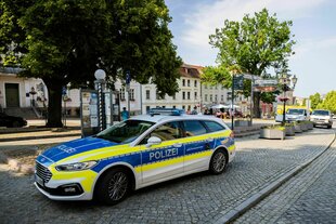 Ein Streifenwagen steht auf dem Marktplatz von Bad Freienwalde.