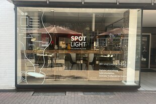 Die Fensterfont eines Cafés von aussen betrachtet