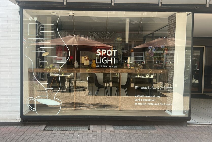 Die Fensterfont eines Cafés von aussen betrachtet