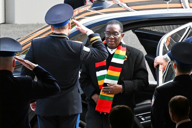 Emmerson Mnangagwa schaut auf einen Soldaten, der vor ihm salutiert