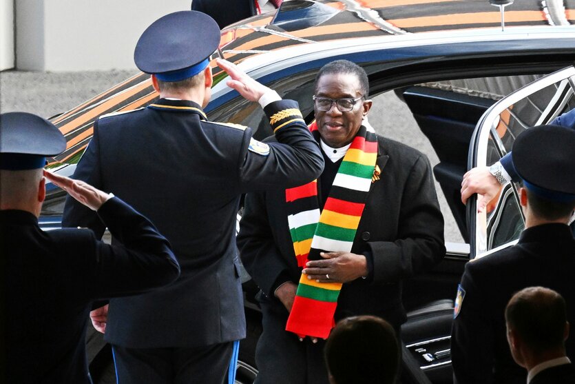 Emmerson Mnangagwa schaut auf einen Soldaten, der vor ihm salutiert