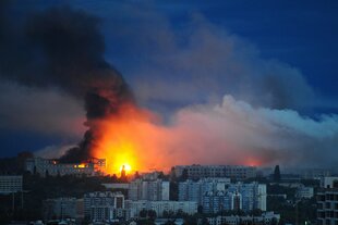 Großfeuer und schwarzer Rauch in der ukrainischen Stadt Charkiw nach russischem Luftangriff