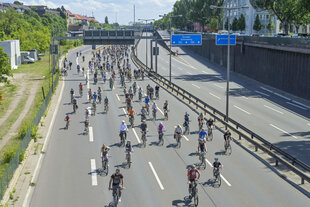 Fahradfahrer:innen auf der Stadtautobahn in Berlin.
