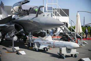Kampfjet und Waffen auf einer Messe.