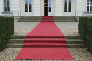 Ein roter Teppich vor dem Schloss Bellevue.