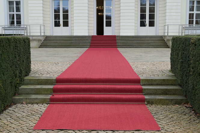 Ein roter Teppich vor dem Schloss Bellevue.