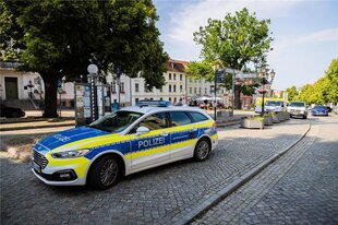 Polizeifahrzeug steht am Rande des Marktplatzes von Bad Freienwalde