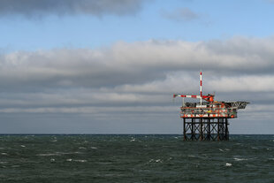 Blick auf die Bohrinsel des niederländischen Unternehmens One-Dyas in der Nordsee