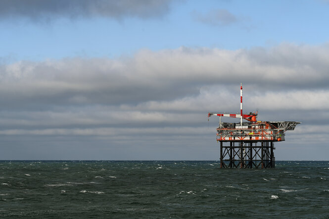 Blick auf die Bohrinsel des niederländischen Unternehmens One-Dyas in der Nordsee