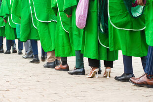 Eine Reihe von Universitätsabsolventen, in grüner Abschlusskleidung in Nigeria