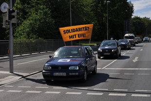 Autocorso mit Plakat.