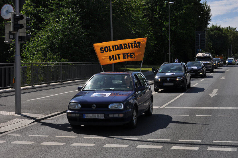 Autocorso mit Plakat.