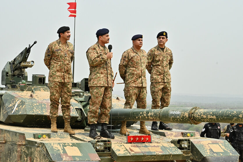 Asim Munir spricht von einem Panzer aus zu Soldaten