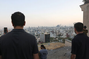Menschen Blicken über die iranische Hauptstadt Teheran