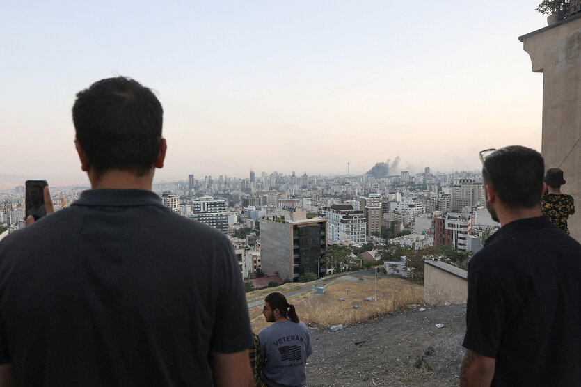 Menschen Blicken über die iranische Hauptstadt Teheran