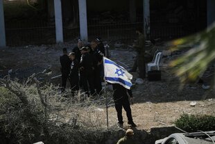 Ein Soldat hält eine Israelfahne fest