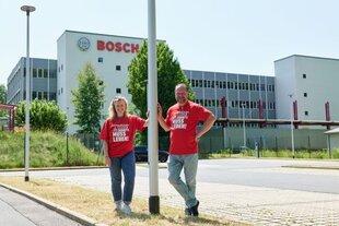 Zu sehen sind der Sebnitzer Betriebsratschef Jens Ehrlichmann mit Kerstin Mai, Vorsitzenden des Konzernbetriebsrats der Bosch Gruppe Deutschland vor dem Sebnitzer Werk.