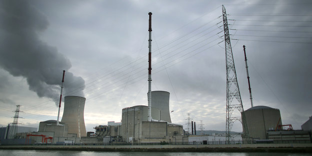 Das belgische Atomkraftwerk Tihange vor grauem Himmel.