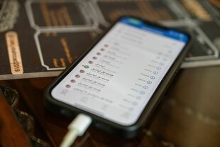 Ein Handy an einem Ladekabel