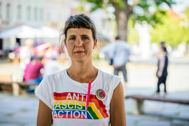 Jule Grienitz steht auf dem Marktplatz von Bad Freienwalde