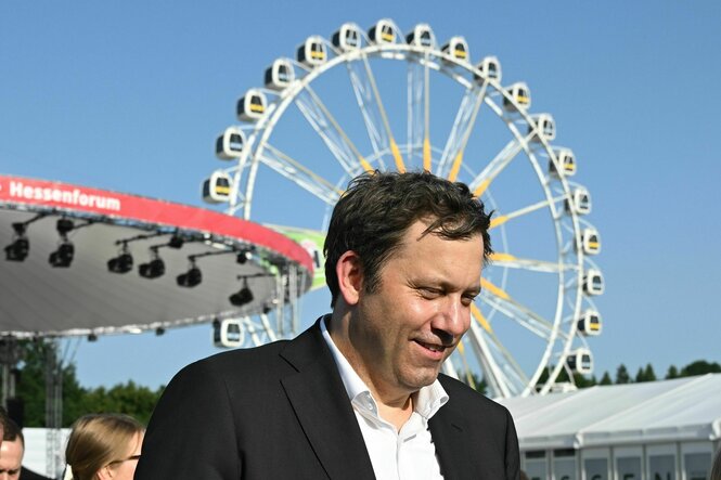 Klingbeil vor einem Riesenrad