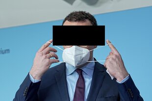 Spahn mit Maske und schwarzem Balken vorm Gesicht