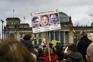 Demonstration gegen Rechtsextremismus vor dem Bundestag Unter dem Motto Wir sind die Brandmauer