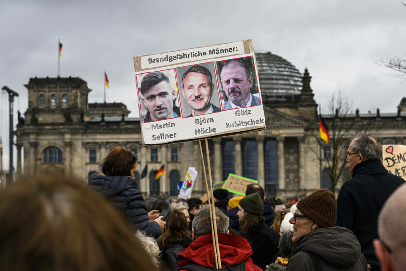 Demonstration gegen Rechtsextremismus vor dem Bundestag Unter dem Motto Wir sind die Brandmauer