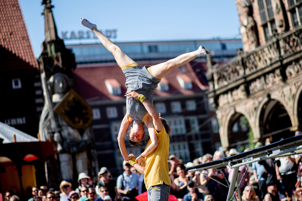 Akroboaten beim Straßenkunstfestival La Strada in der Bremer Innenstadt