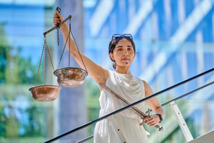 Boxerin Mahnoor Sadat als Justitia verkleidet