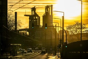 Der Stahlstandort Duisburg-Bruckhausen bei Sonnenuntergang