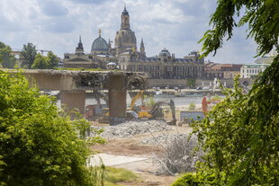 Abbruch der Carolabrücke in Dresden Nach dem Teileinsturz Brücke, werden die Abrissarbeiten weiter geführt
