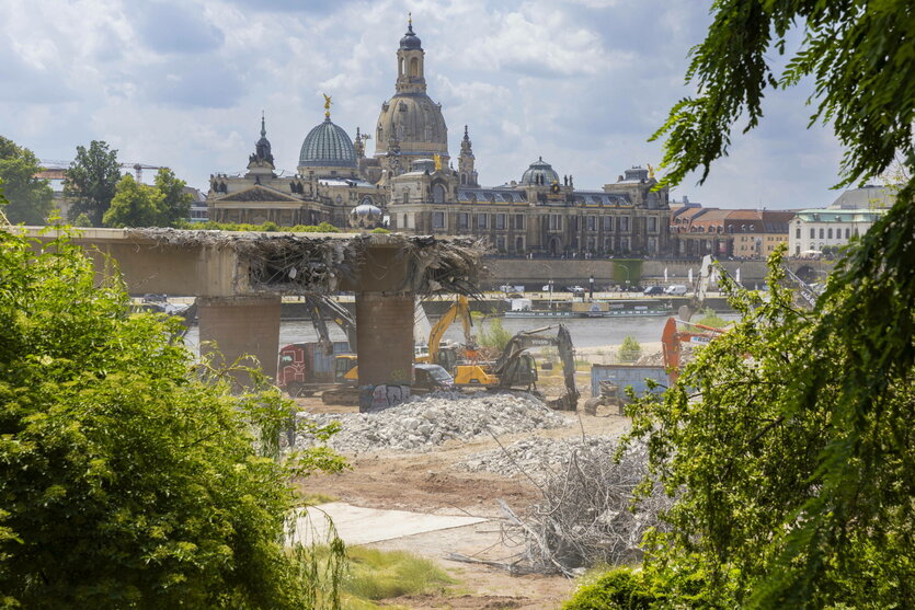 Abbruch der Carolabrücke in Dresden Nach dem Teileinsturz Brücke, werden die Abrissarbeiten weiter geführt