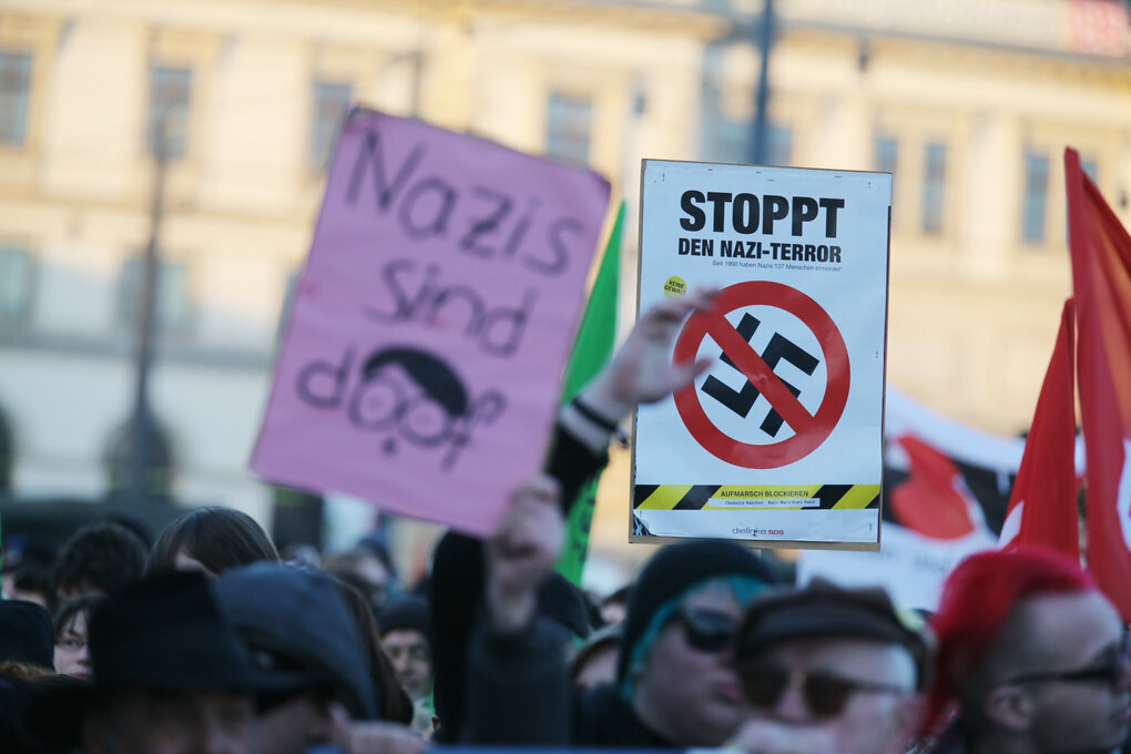 Gegendemonstranten protestieren am 5.3.2013 gegen einen Naziaufmarsch in Chemnitz (Sachsen).