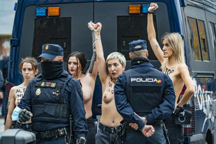 Vier Frauen werden von der Polizei verhaftet, nachdem sie halbnackt gegen das Franco-Gedenken protestiert hatten