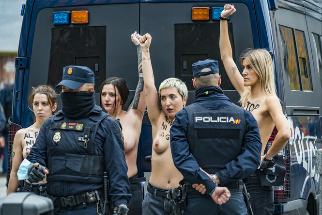 Vier Frauen werden von der Polizei verhaftet, nachdem sie halbnackt gegen das Franco-Gedenken protestiert hatten