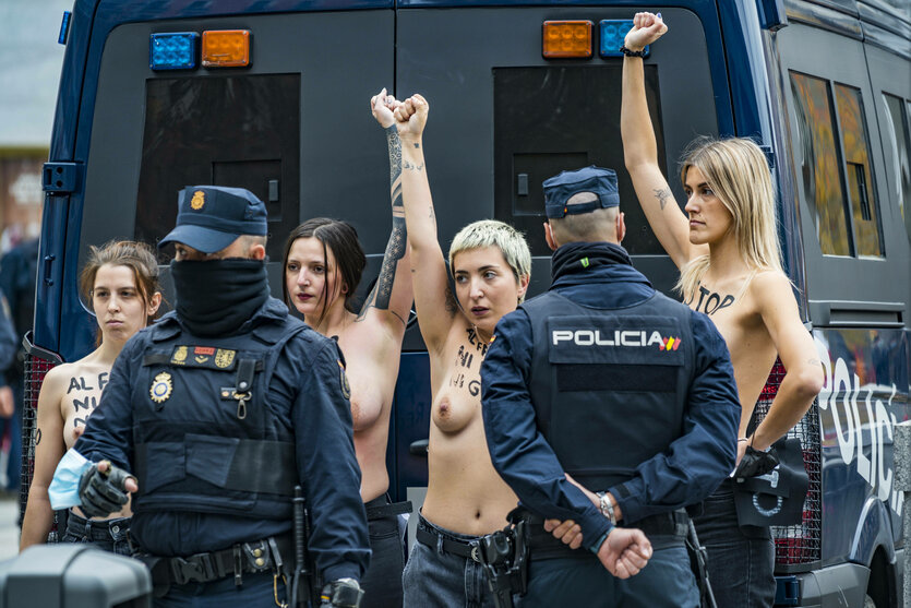 Vier Frauen werden von der Polizei verhaftet, nachdem sie halbnackt gegen das Franco-Gedenken protestiert hatten