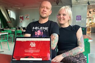 Matthias Seeba-Gomille und Frauke Seeba sitzen gut gelauntt nebeneinader, vor ihnen ein aufgeklapptes Labtop mit der Website von Aktivist Guide