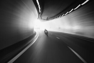 Ein Motorradfahrer fährt durch einen Tunnel