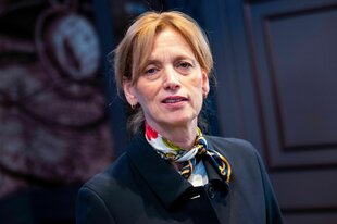 Eine Frau lächelt in die Kamera