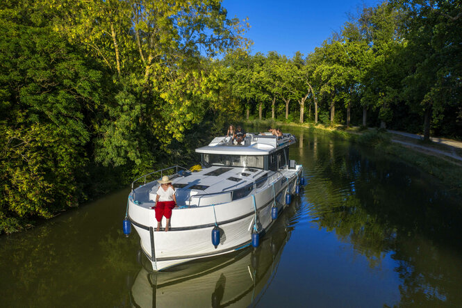 Ein Hausboot auf einem Kanal.