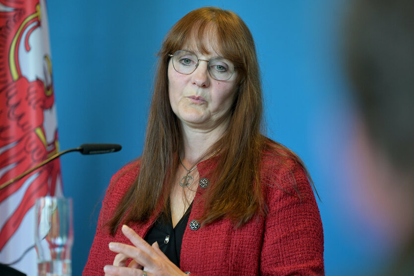 Brandenburgs Innenministerin Katrin Lange (SPD) erklärt bei einer Pressekonferenz ihren Rücktritt.