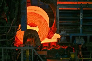 Glühender Flachstahl wird zu einem Coil im Warmwalzwerk der Arcelormittal Eisenhüttenstadt GmbH aufgewickelt