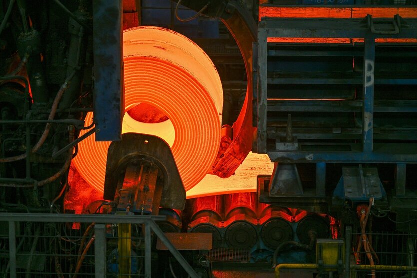 Glühender Flachstahl wird zu einem Coil im Warmwalzwerk der Arcelormittal Eisenhüttenstadt GmbH aufgewickelt
