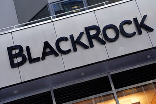 Das Blackrock-Logo an der Außenwand des Unternehmenssitzes in New York City.