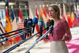 Eine Frau spricht zu Vertreter*innen der Presse