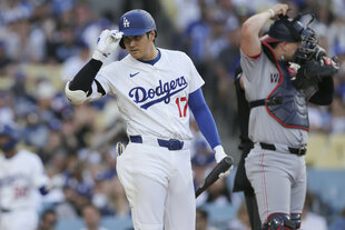 Der designierte Schlagmann der Los Angeles Dodgers, Shohei Ohtani, hält sich seine Basecap