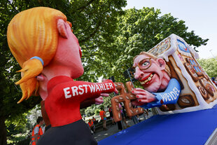 Ein Mottowagen, der die AfD-Vorsitzende als Hexe zeigt, die einer Jungwählerin ein Hakenkreut-Gebäck überreicht
