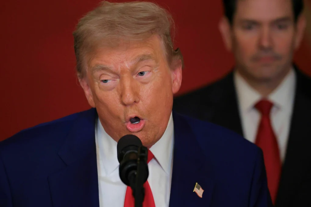 Donald Trump sagt etwas ins Mikro