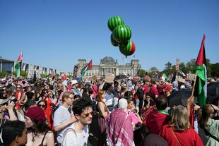 Demonstranten vor dem Reichstagesgebäude in Berlin